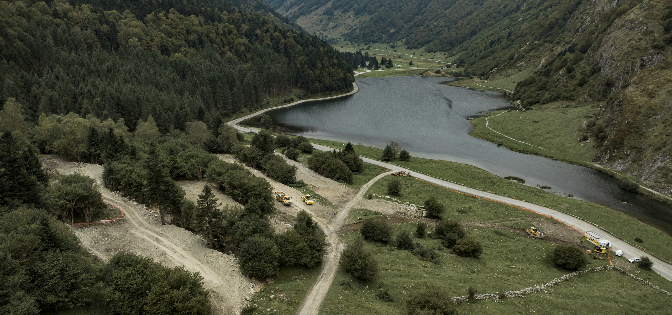 Vue aérienne drone lac d'Estaing Pyrénées chantier aménagement urbain — vidéaste corporate Toulouse FRAME