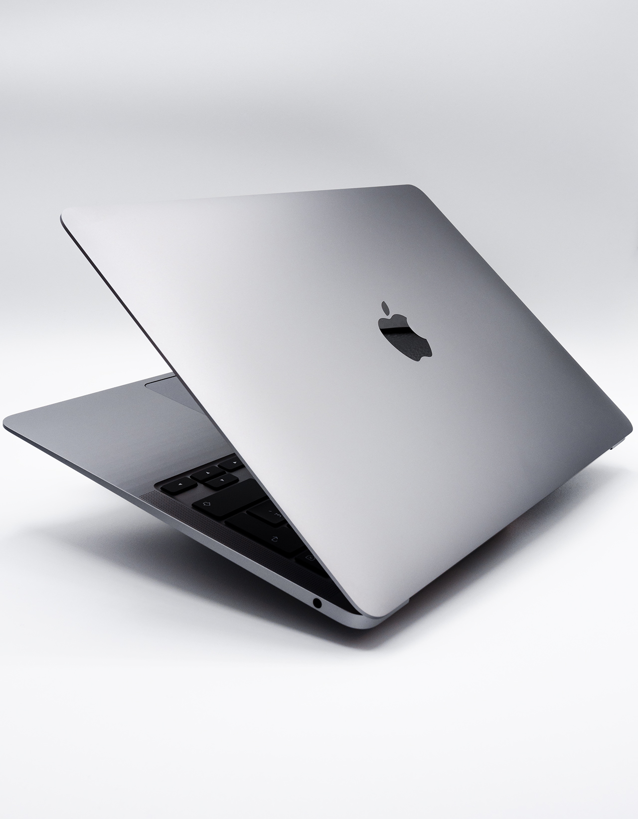 Macbook Air photo produit fond blanc — vidéaste corporate Toulouse FRAME