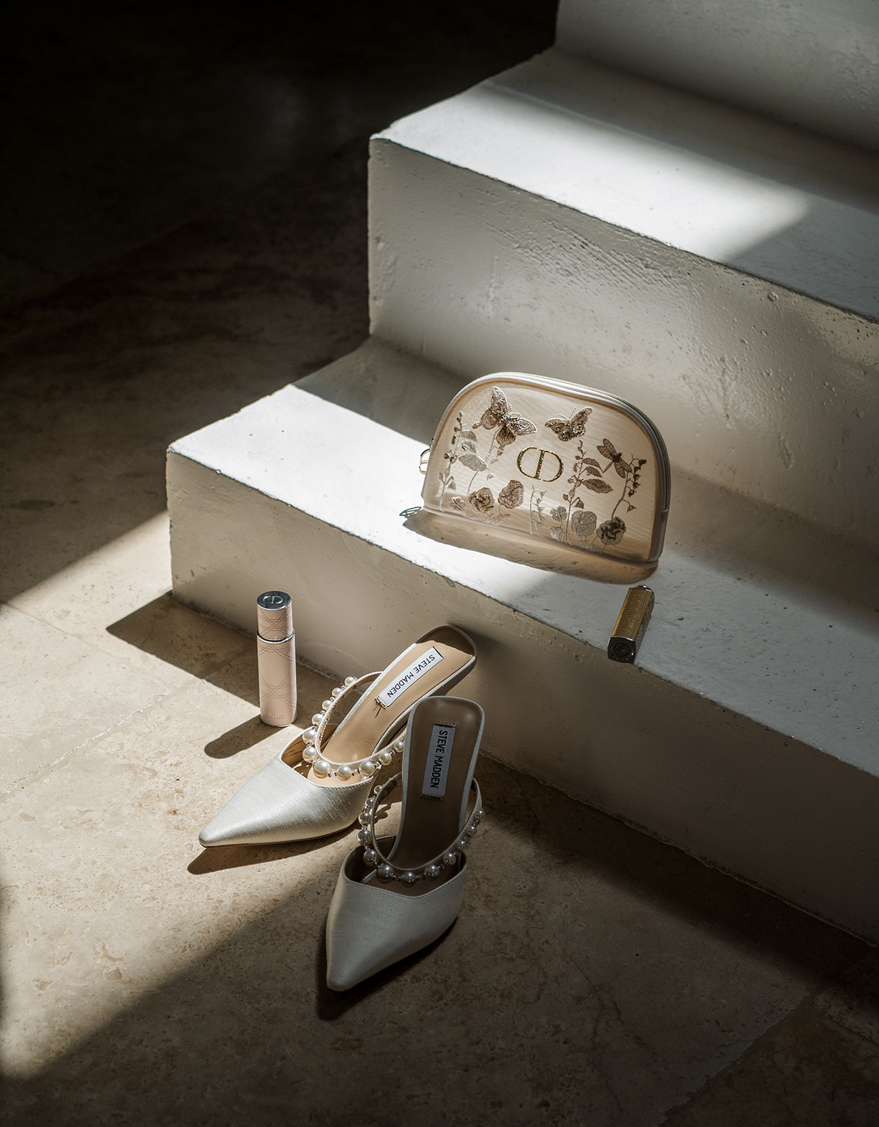 Accessoires mariée chaussures luxe sac rouge à lèvres escalier blanc jeux d'ombre — vidéaste mariage Toulouse FRAME