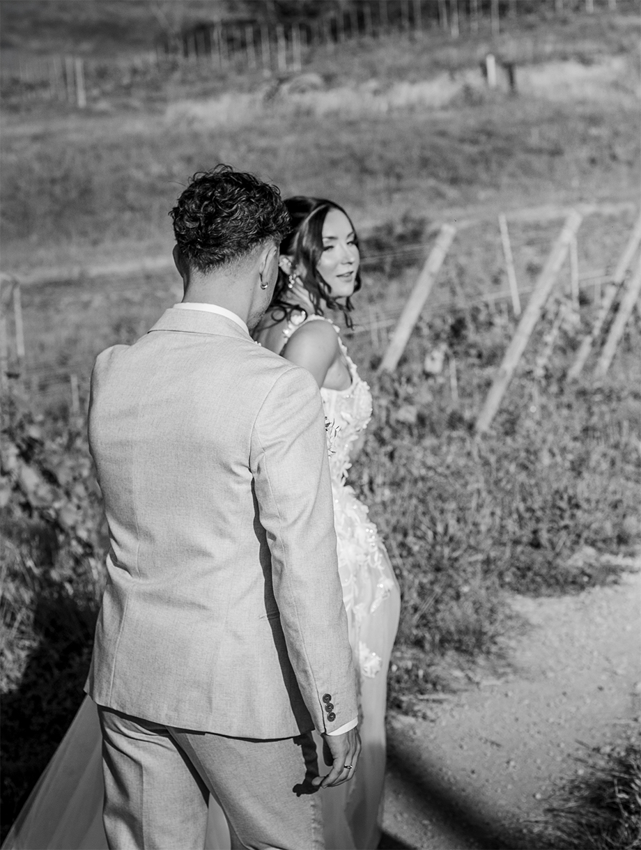 Séance couple intimiste noir et blanc vignes Domaine de Merlac — vidéaste mariage Toulouse FRAME