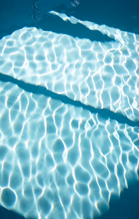 Reflets lumière piscine domaine mariage haut de gamme — vidéaste mariage Toulouse FRAME