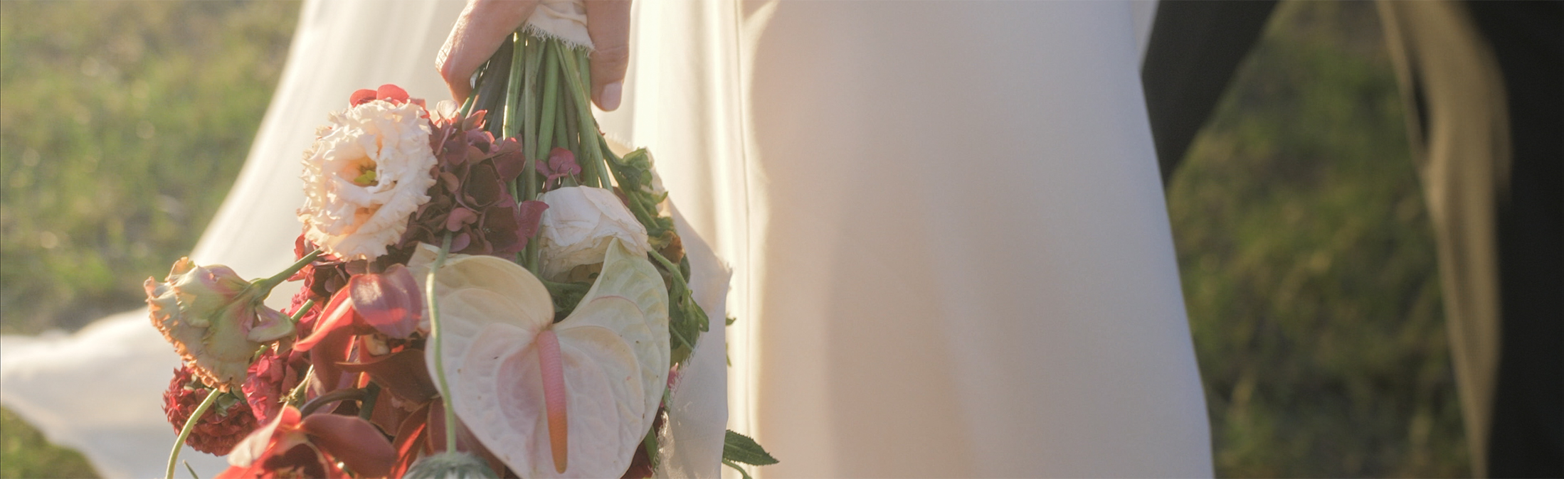 Séance couple golden hour mariés main dans la main bouquet prestige fleurs fraîches — vidéaste mariage Toulouse FRAME