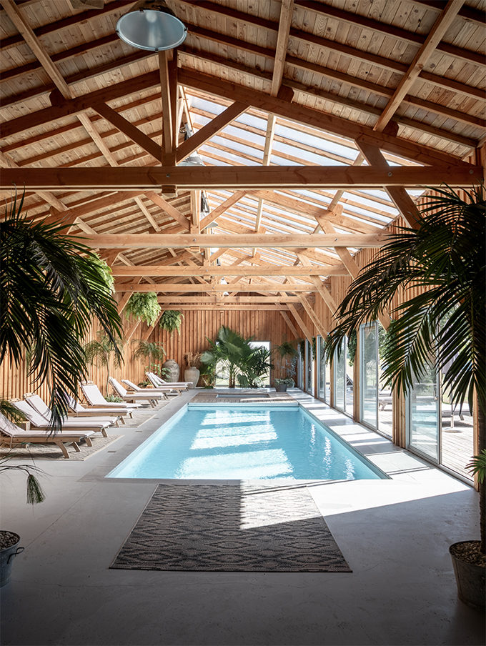 Espace piscine bain finlandais bois verdure Villa Biloba luxury cottage Dordogne — vidéaste mariage Toulouse FRAME