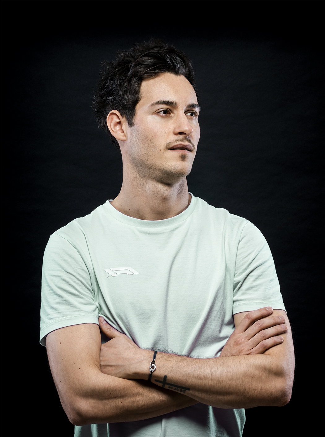 Portrait professionnel Audric Grivot vidéaste photographe droniste Toulouse studio fond noir — FRAME Corporate