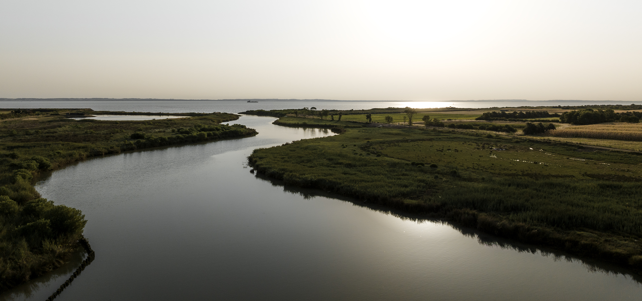 Vue aérienne drone chenal de Guy estuaire Gironde coucher de soleil — droniste télépilote professionnel Toulouse FRAME
