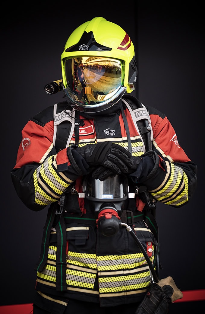 Portrait professionnel pompier Grand Prix Formule 1 — photographe corporate Toulouse FRAME