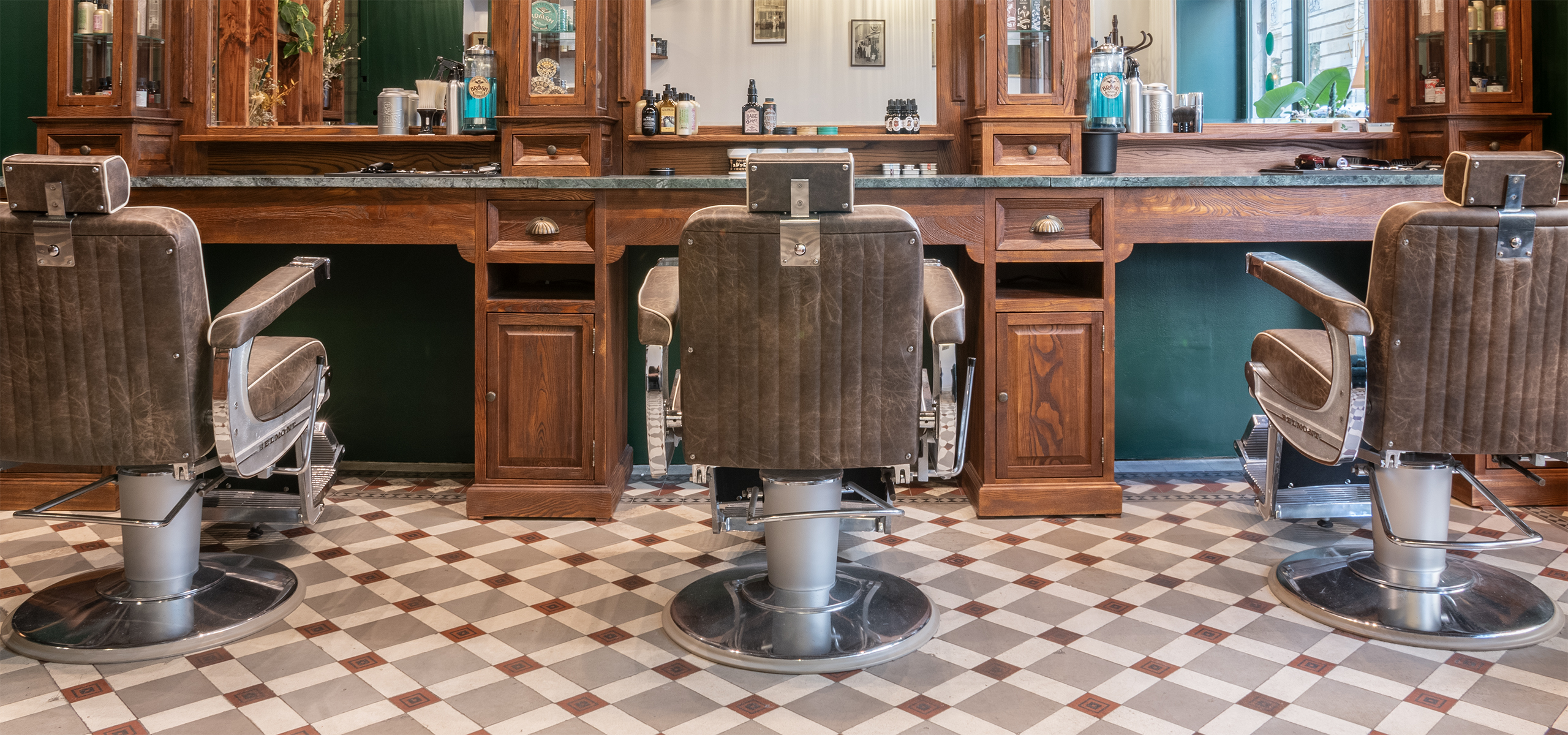 Photographie corporate intérieur salon de barbier fauteuils miroirs Toulouse — FRAME