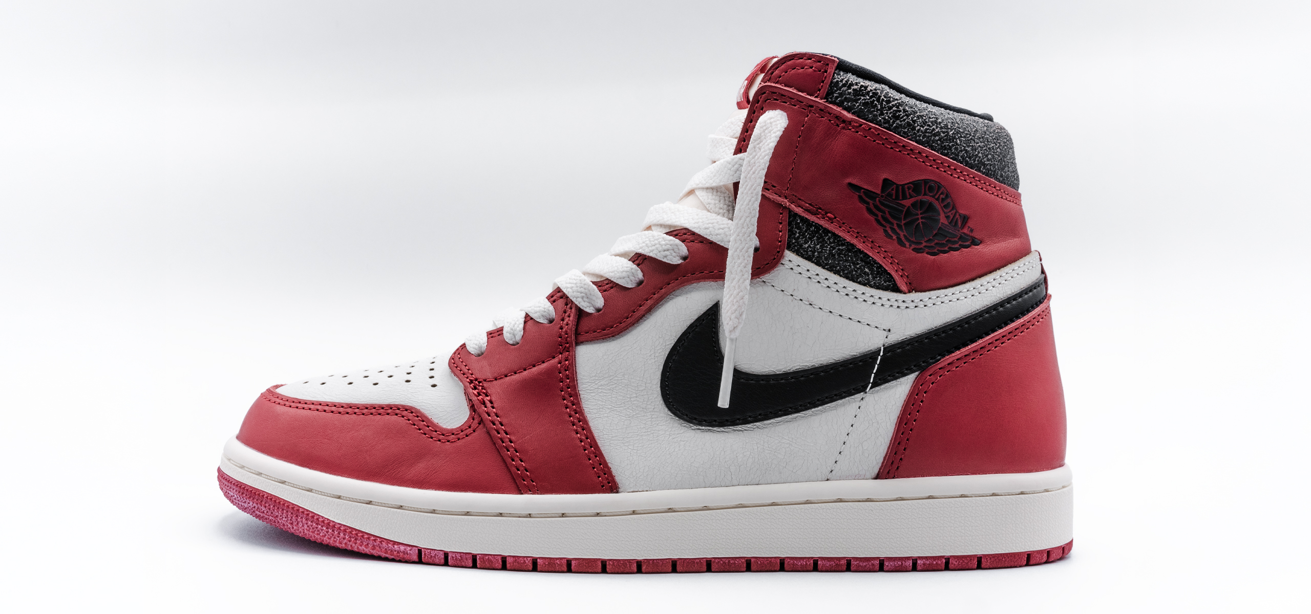 Photographie produit chaussure Air Jordan de côté fond blanc studio Toulouse — FRAME