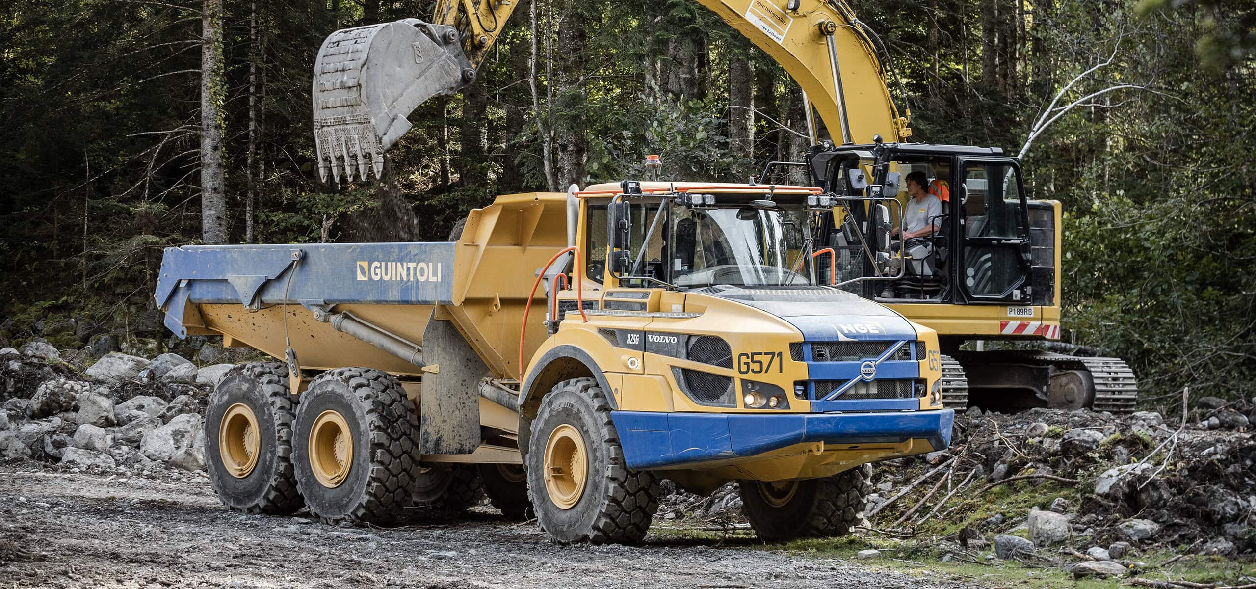 Chantier BTP lac d'Estaing camion benne Guintoli pelleteuse Spie Batignoles — vidéaste corporate Toulouse FRAME