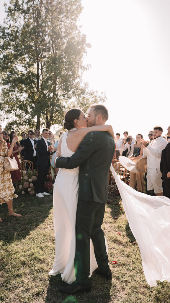 Baiser fin cérémonie laïque mariage Villa Biloba Périgord — vidéaste mariage Toulouse FRAME