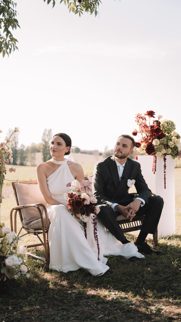 Mariés banc cérémonie laïque officiante Villa Biloba Périgord — mariage Villa Biloba Périgord FRAME