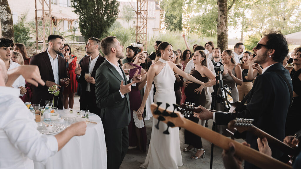 Groupe musique Soulex Prod mariés dansant cocktail mariage Villa Biloba — mariage Villa Biloba Périgord FRAME
