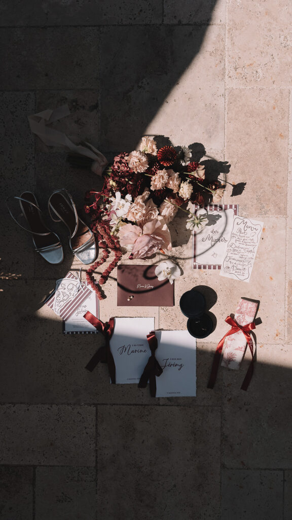 Flat lay détails mariage Villa Biloba Périgord — mariage Villa Biloba Périgord FRAME